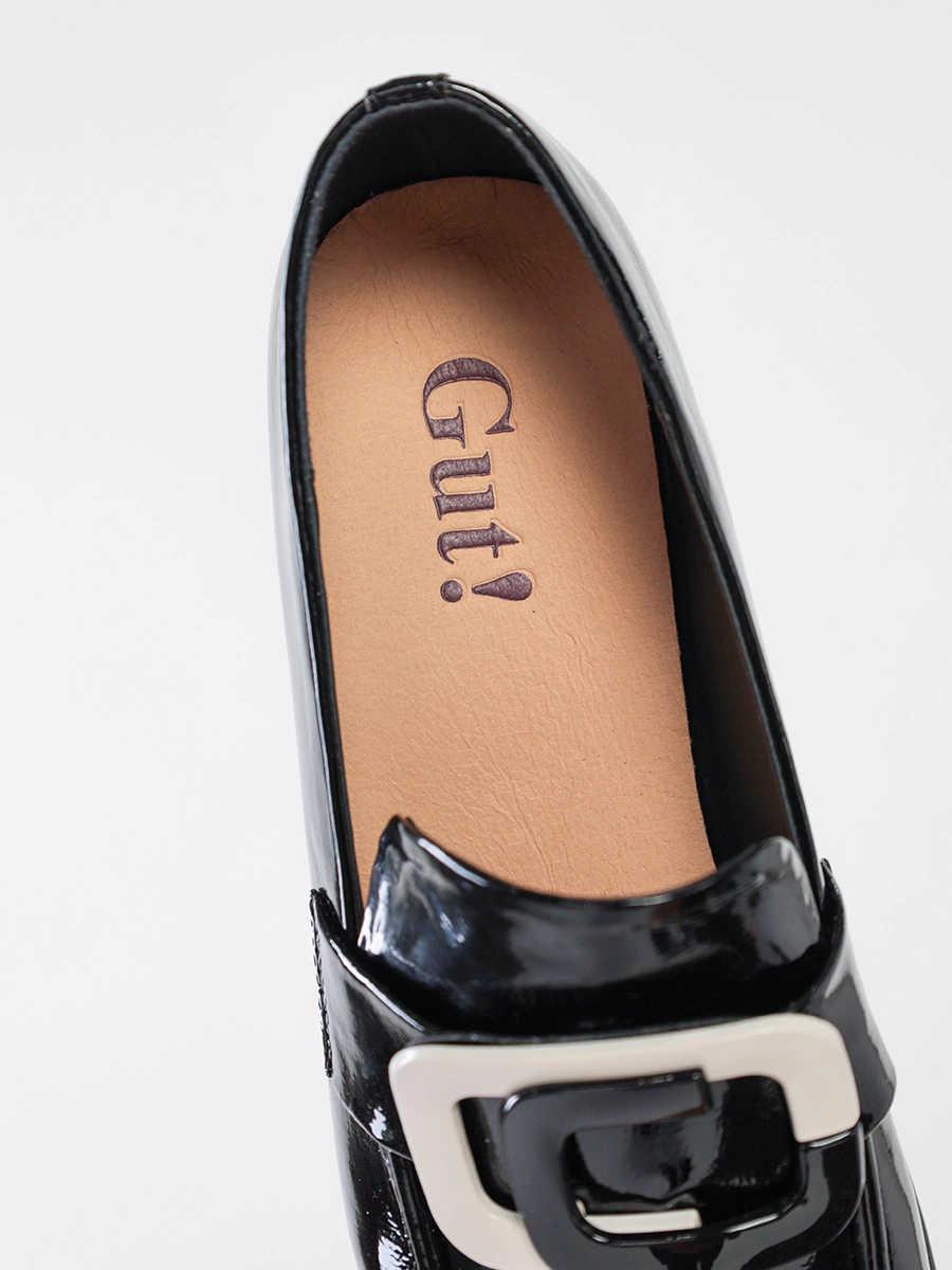 Туфли лакированные черного цвета с декоративной пряжкой